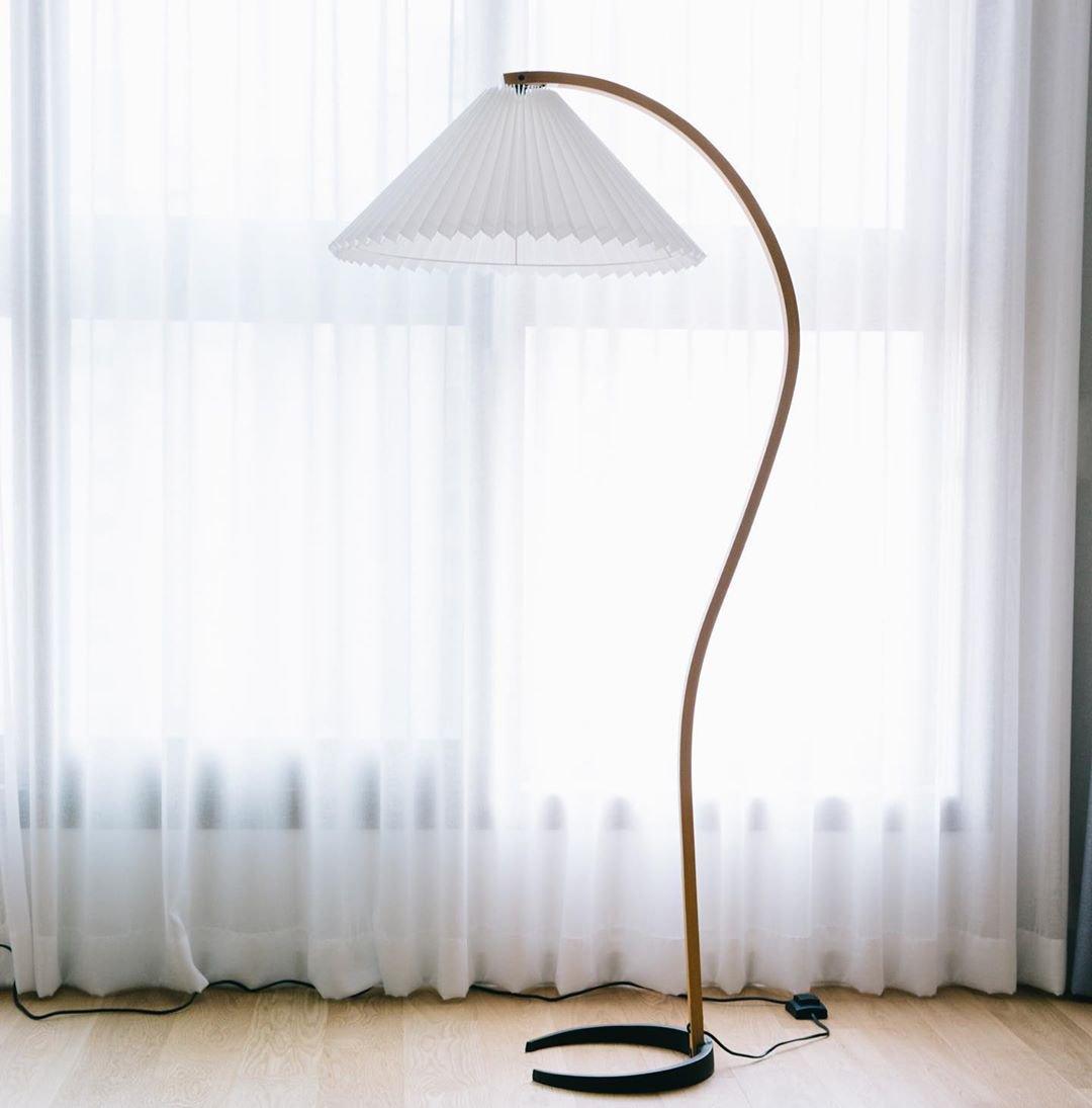 Clavina | Zakrzywiona drewniana lampa podłogowa