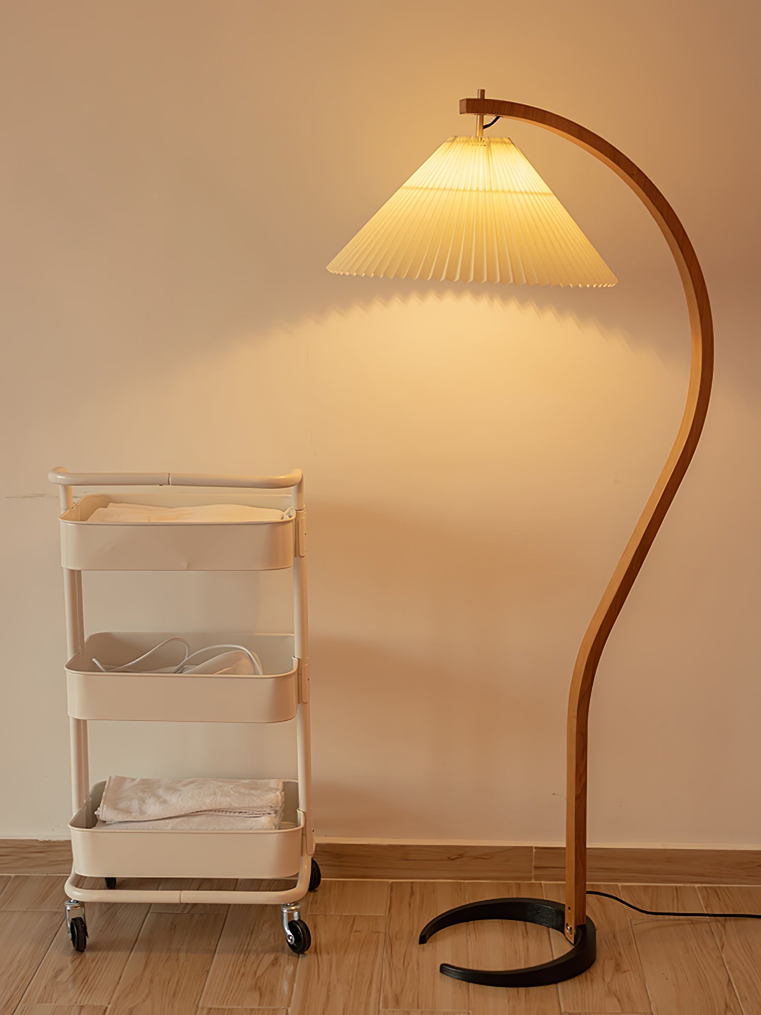 Clavina | Zakrzywiona drewniana lampa podłogowa