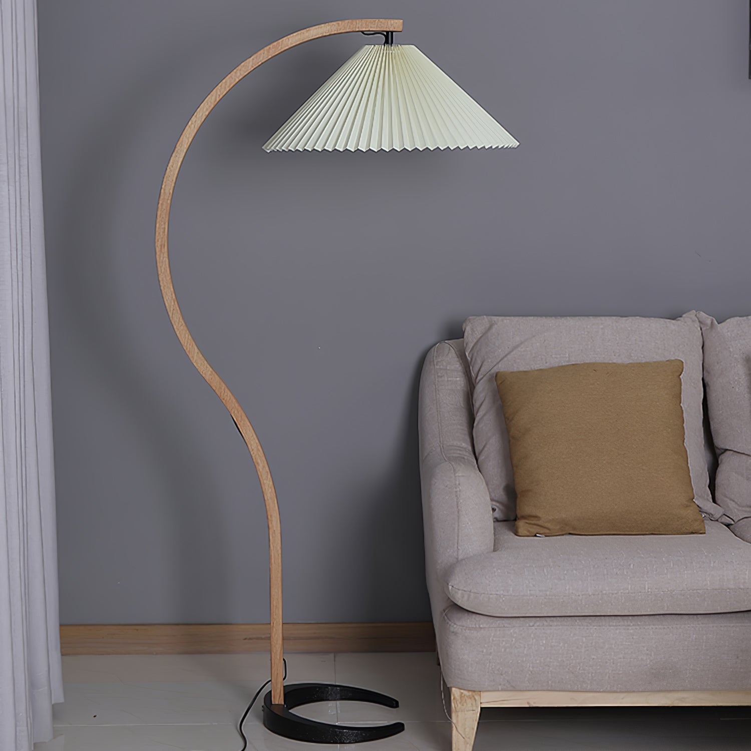 Clavina | Zakrzywiona drewniana lampa podłogowa
