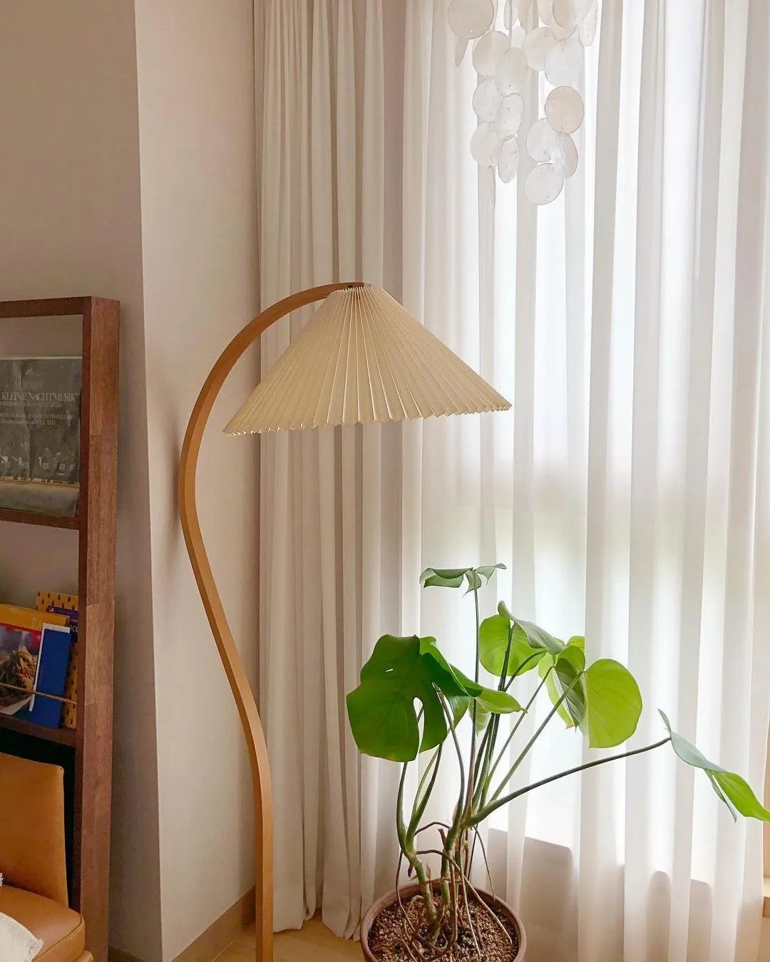 Clavina | Zakrzywiona drewniana lampa podłogowa