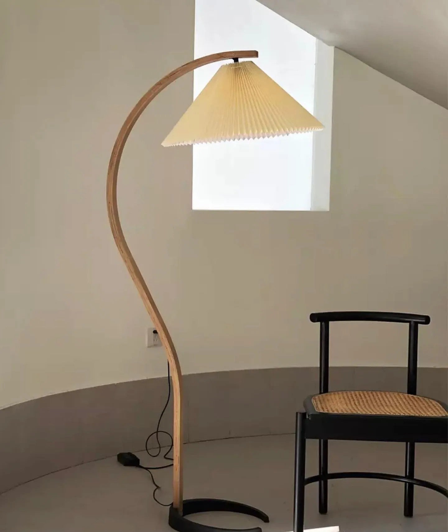 Clavina | Zakrzywiona drewniana lampa podłogowa