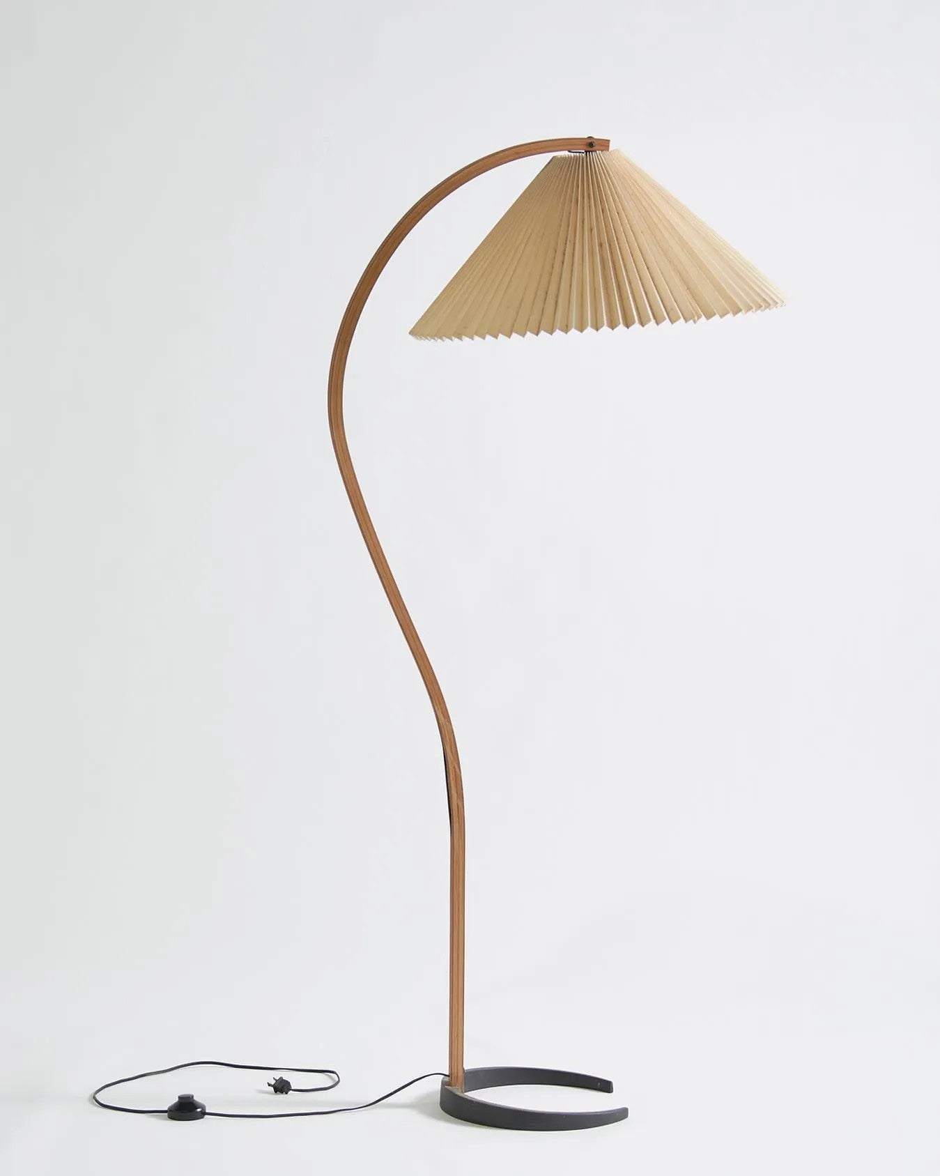 Clavina | Zakrzywiona drewniana lampa podłogowa