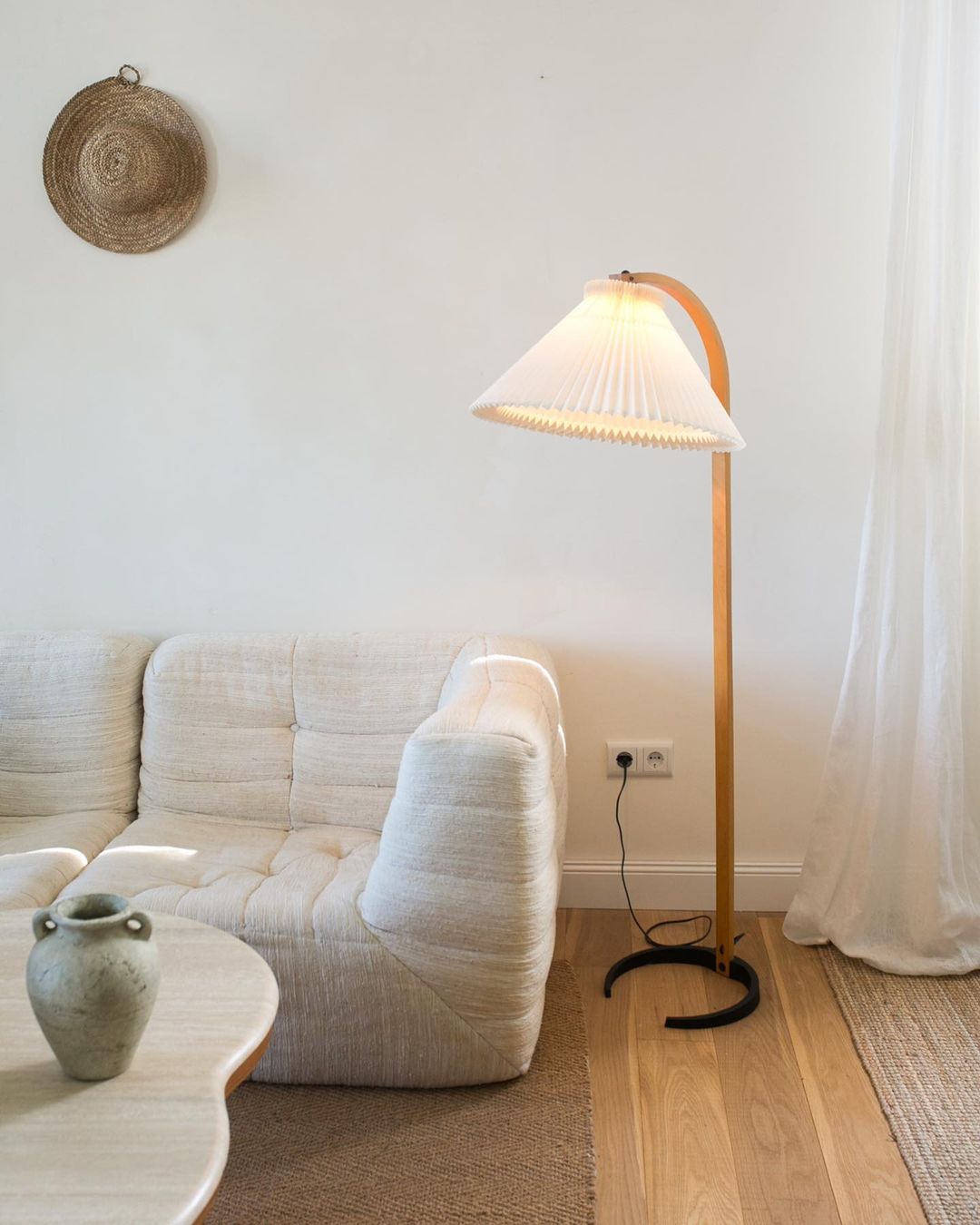 Clavina | Zakrzywiona drewniana lampa podłogowa