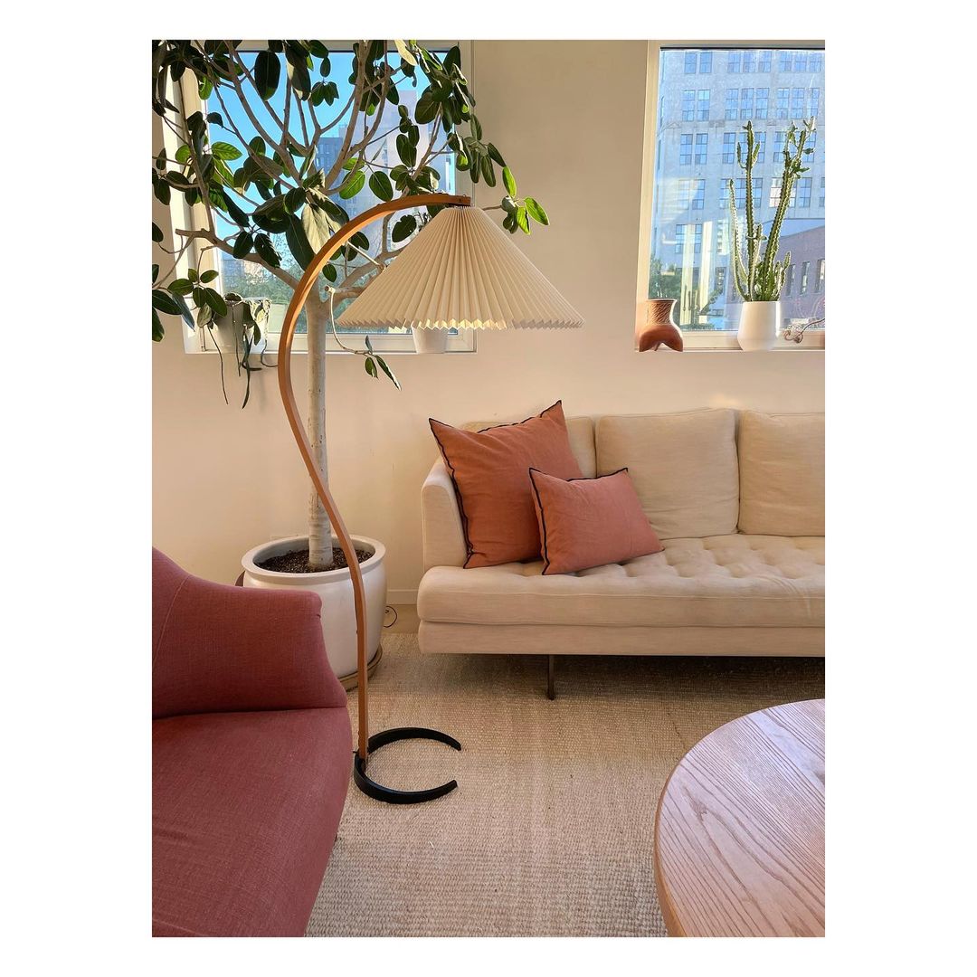 Clavina | Zakrzywiona drewniana lampa podłogowa