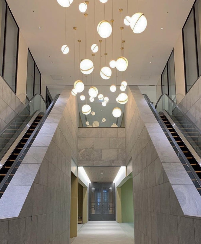 Solenne | Lampa wisząca kulista z złotymi akcentami