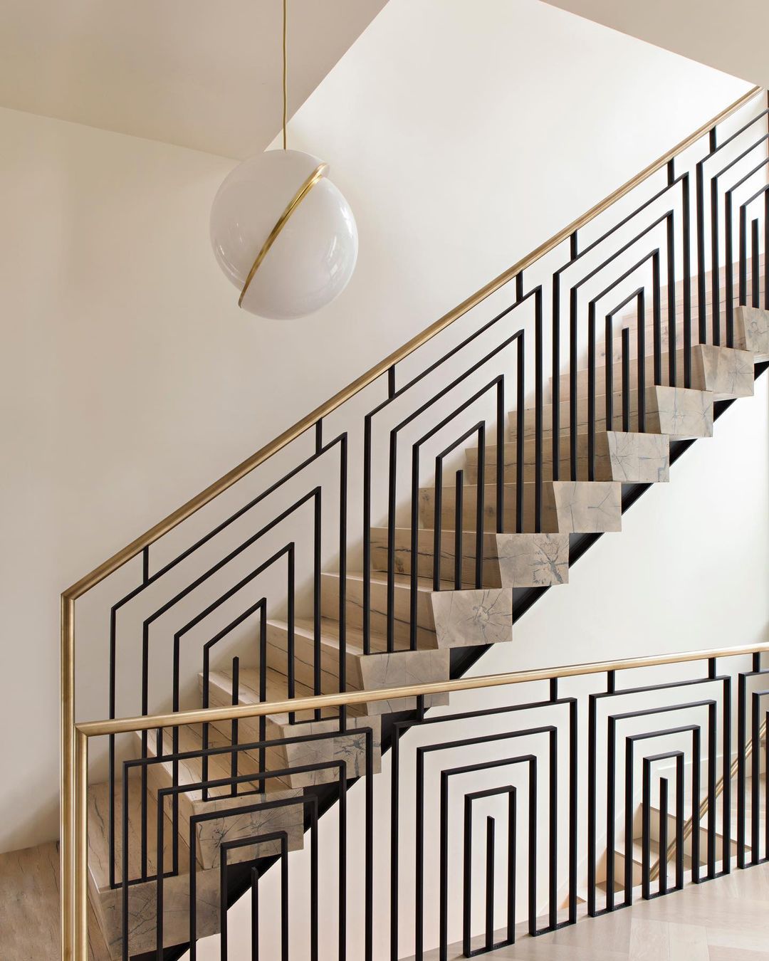 Solenne | Lampa wisząca kulista z złotymi akcentami