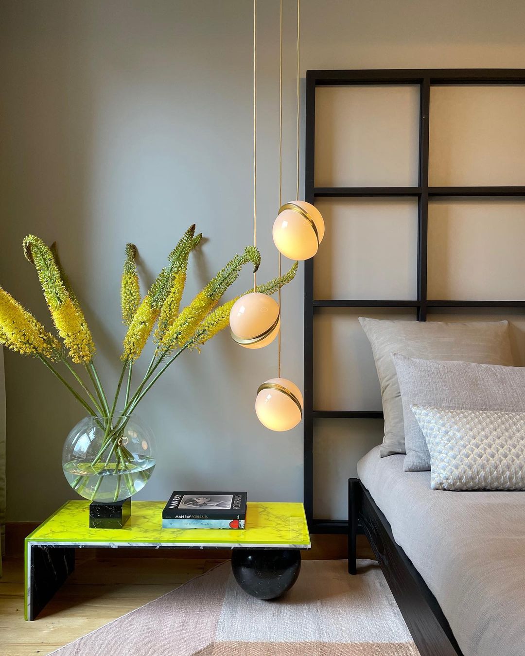 Solenne | Lampa wisząca kulista z złotymi akcentami