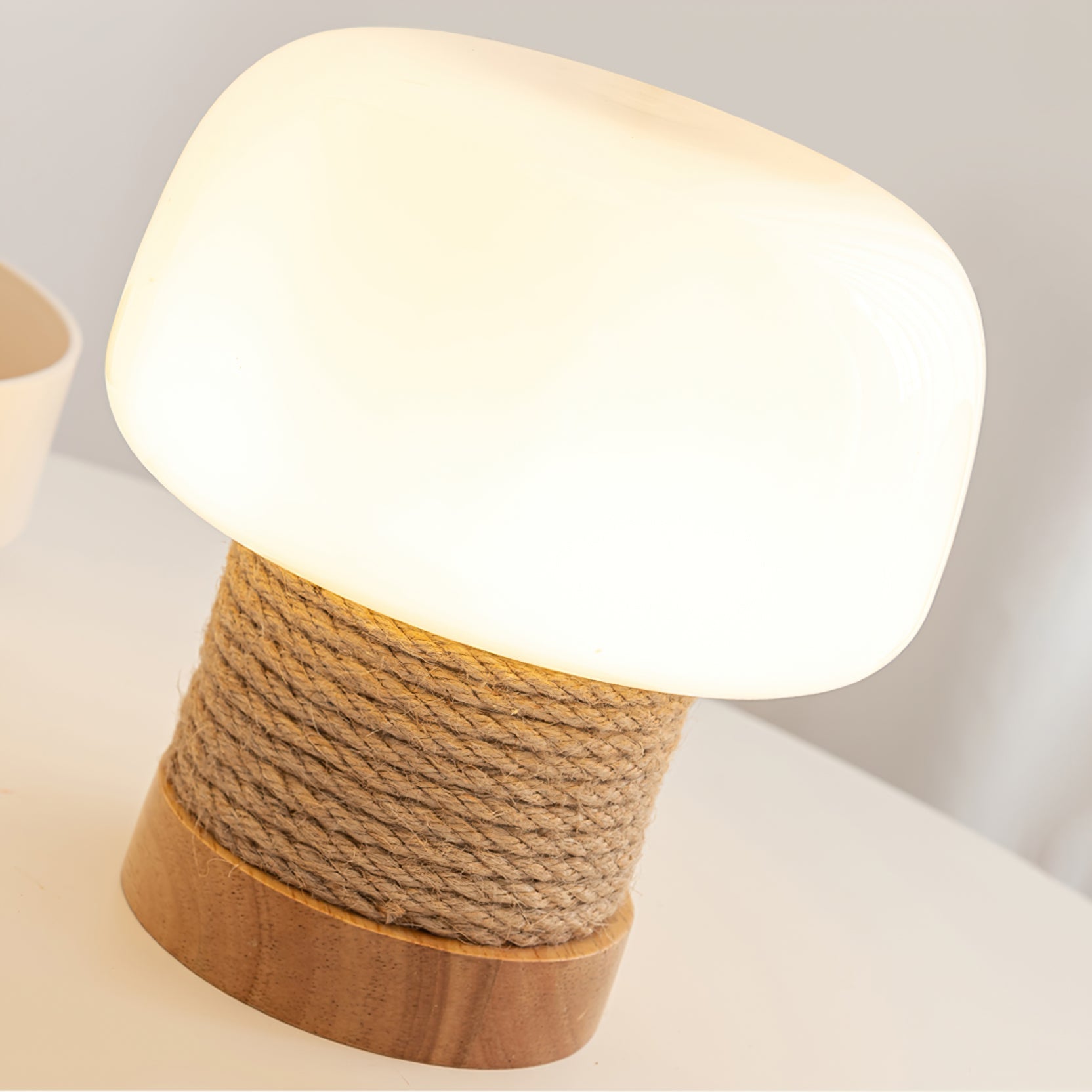 Lumo | Nowoczesna lampa stołowa LED z minimalistyczną drewnianą podstawą