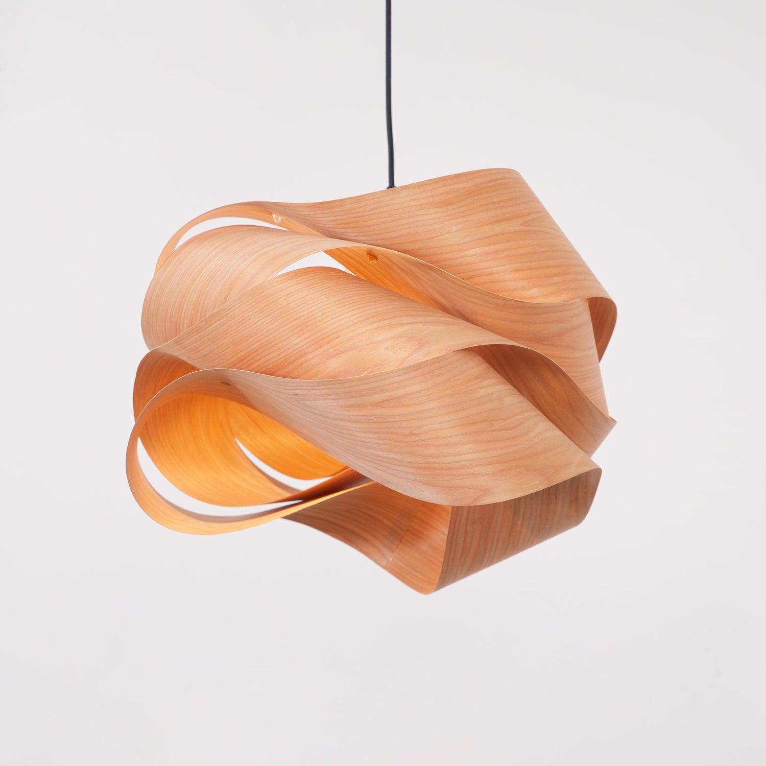 Lirado – designerska lampa wisząca w stylu drewnianym