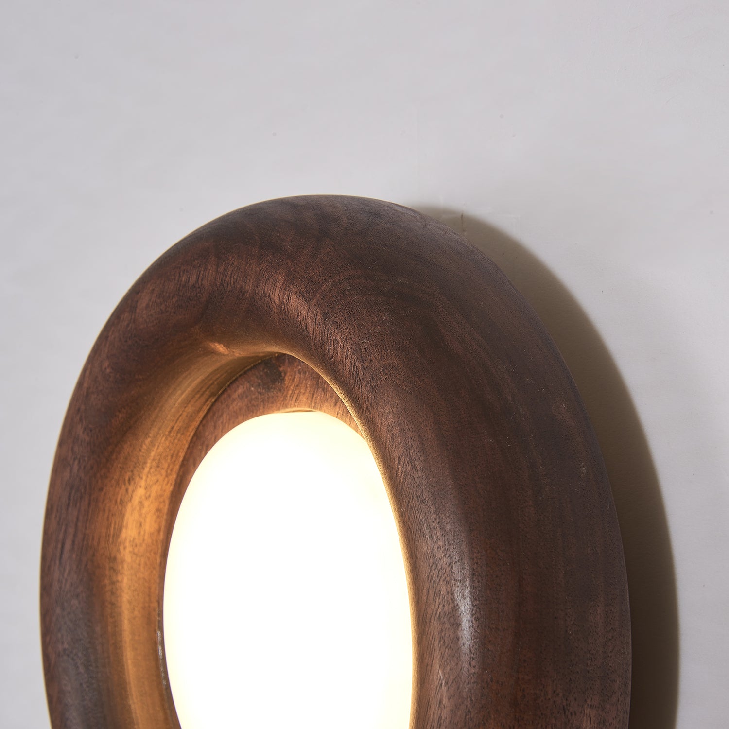 Orvian | Okrągła lampa ścienna z drewnianą ramą