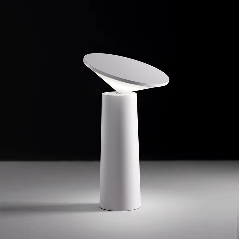 Trivora | Lampa stołowa LED o stożkowym kształcie