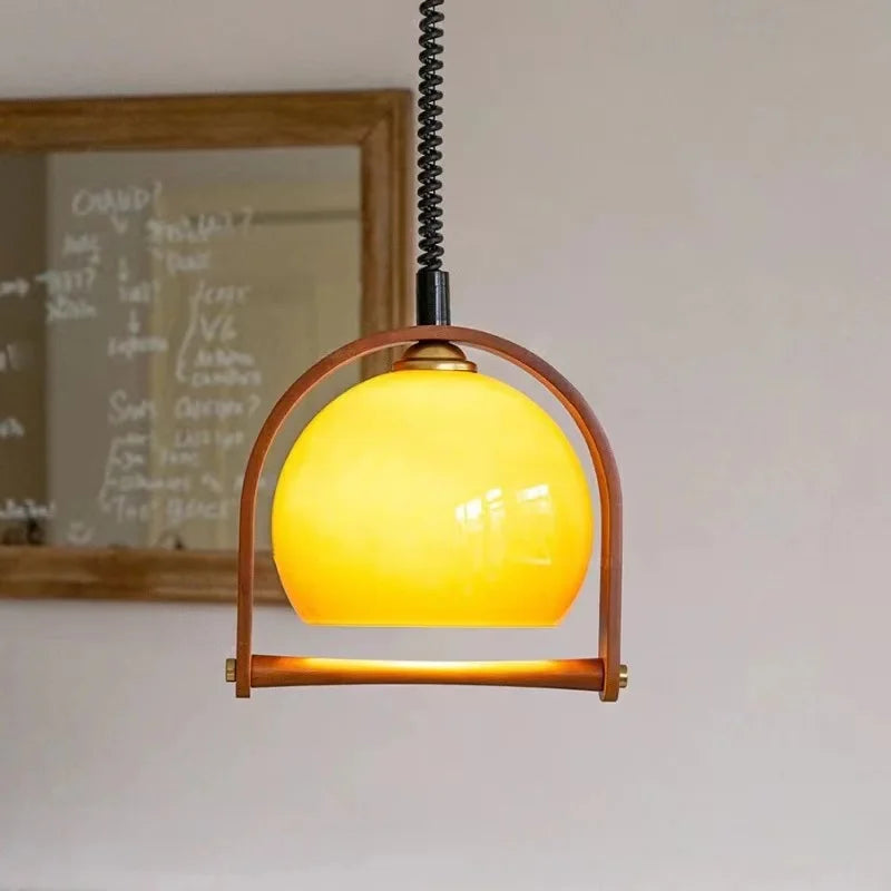 Amira | Kulista lampa wisząca z drewnianą ramą