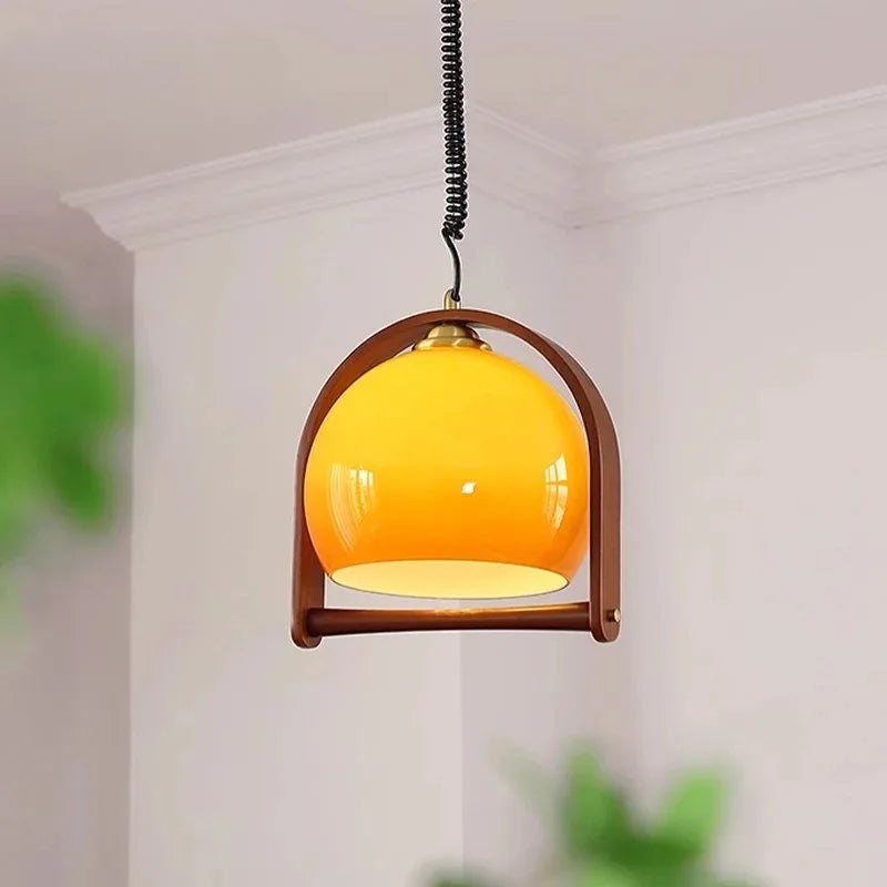 Amira | Kulista lampa wisząca z drewnianą ramą