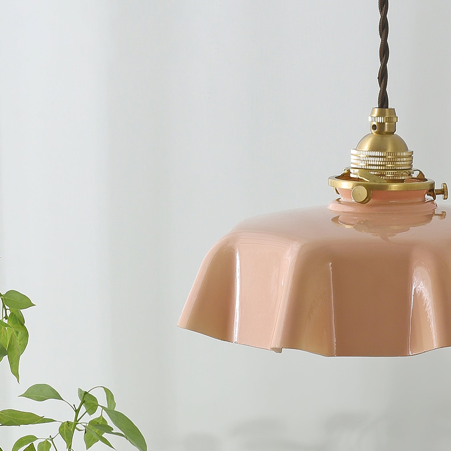 Valdina | Klosz do lampy wiszącej z falistym brzegiem