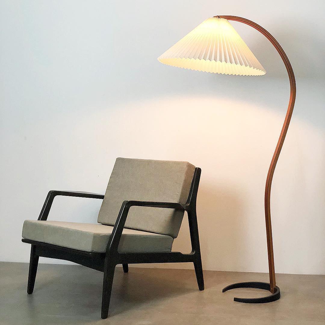 Clavina | Zakrzywiona drewniana lampa podłogowa