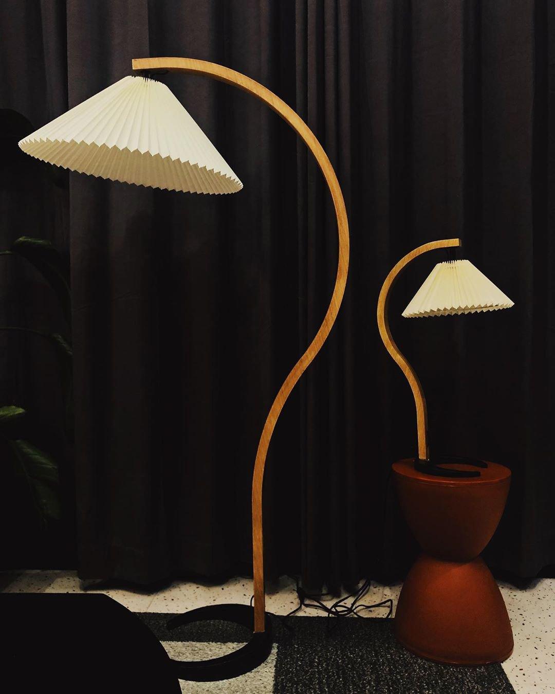 Clavina | Zakrzywiona drewniana lampa podłogowa
