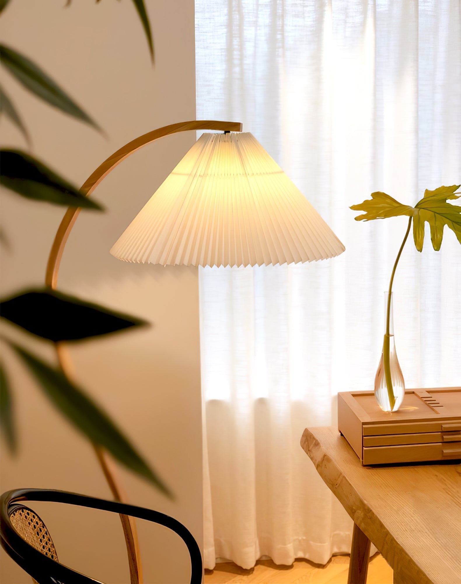 Clavina | Zakrzywiona drewniana lampa podłogowa