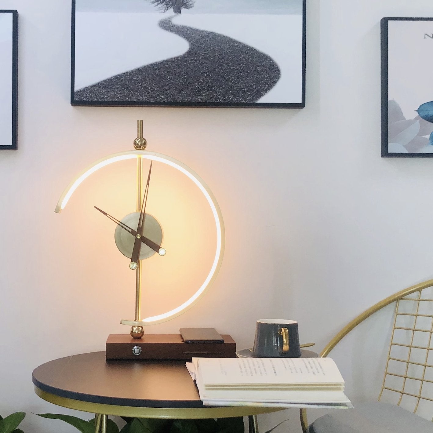 Aurelia – Zegar biurkowy LED z funkcją ładowania Qi