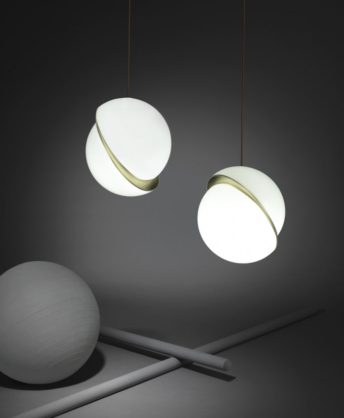 Solenne | Lampa wisząca kulista z złotymi akcentami