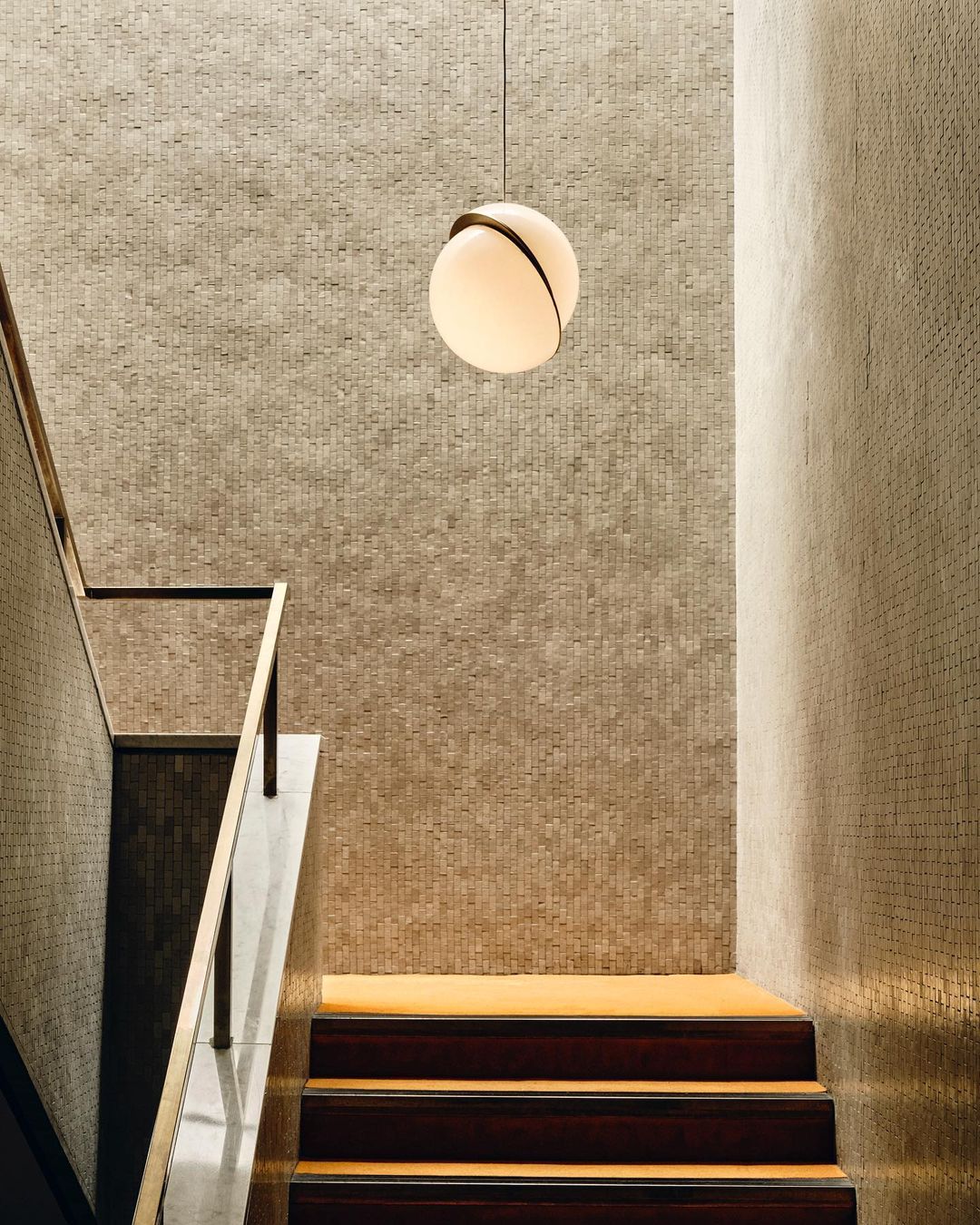 Solenne | Lampa wisząca kulista z złotymi akcentami