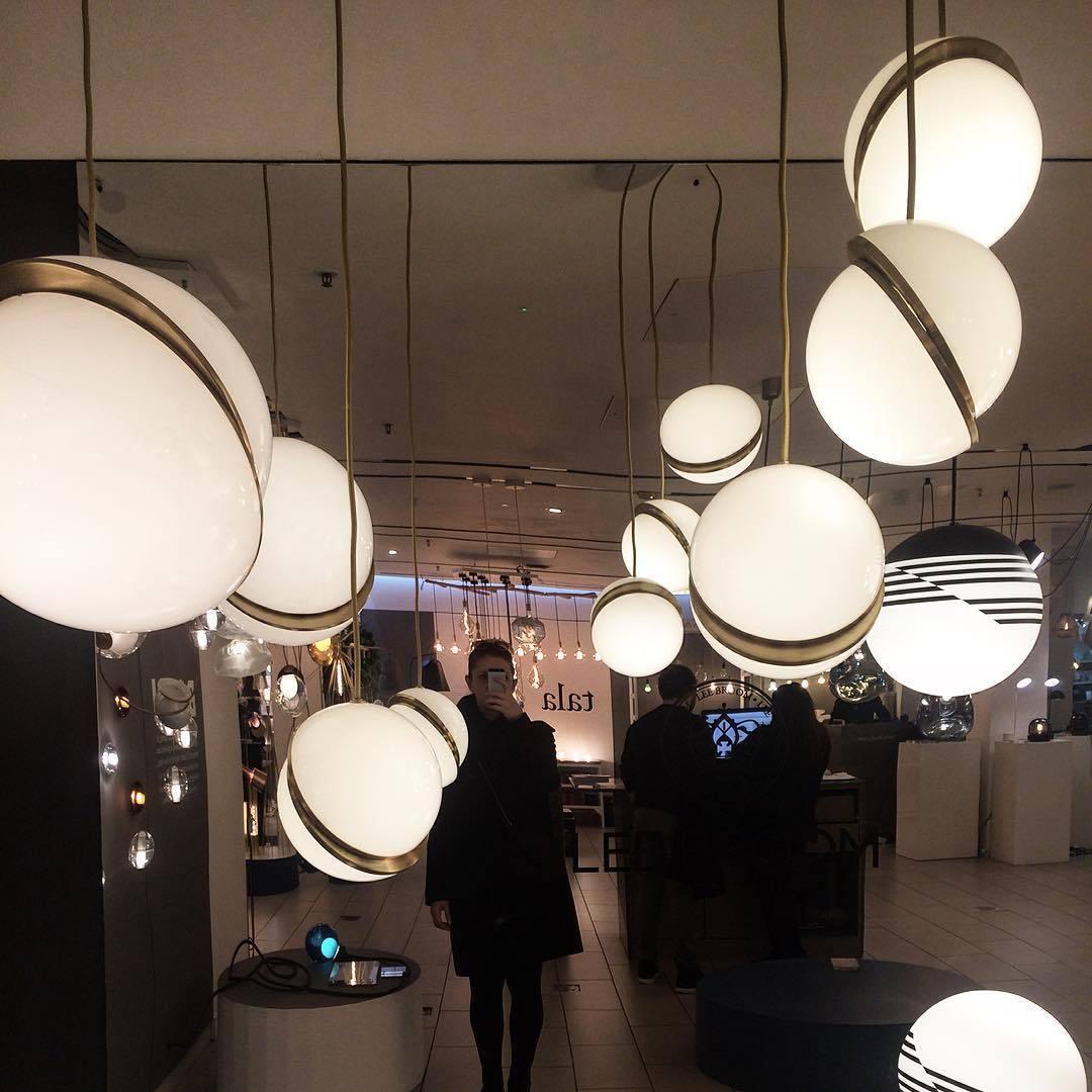 Solenne | Lampa wisząca kulista z złotymi akcentami