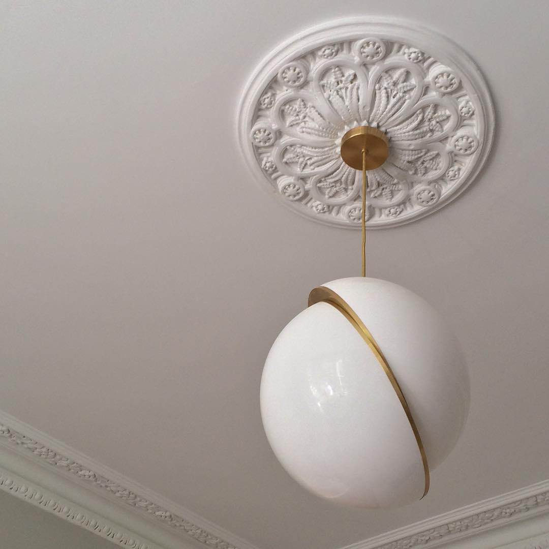 Solenne | Lampa wisząca kulista z złotymi akcentami