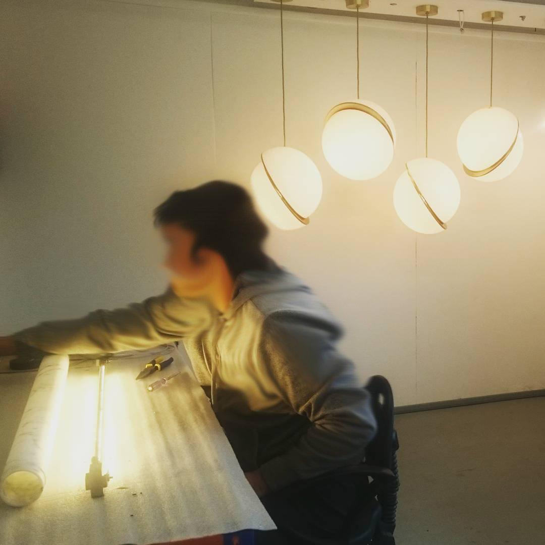 Solenne | Lampa wisząca kulista z złotymi akcentami