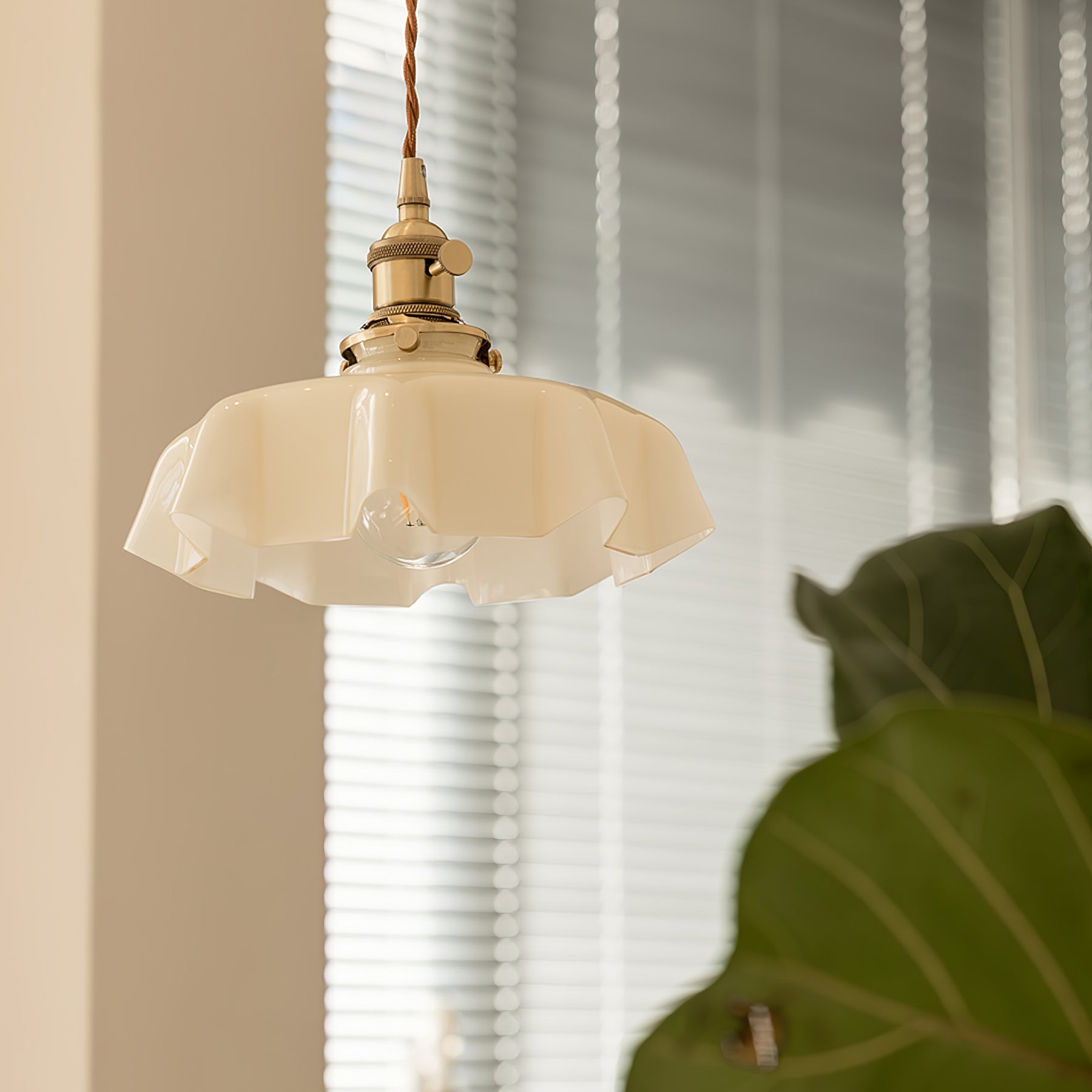 Valdina | Klosz do lampy wiszącej z falistym brzegiem