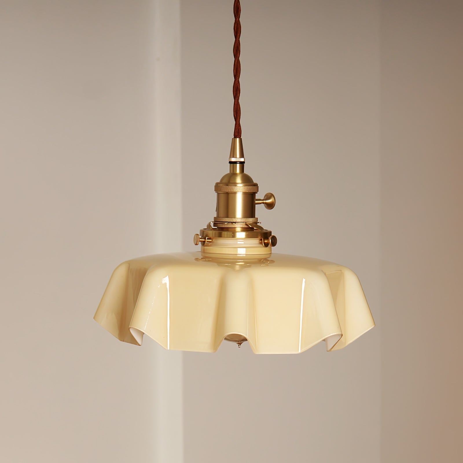 Valdina | Klosz do lampy wiszącej z falistym brzegiem