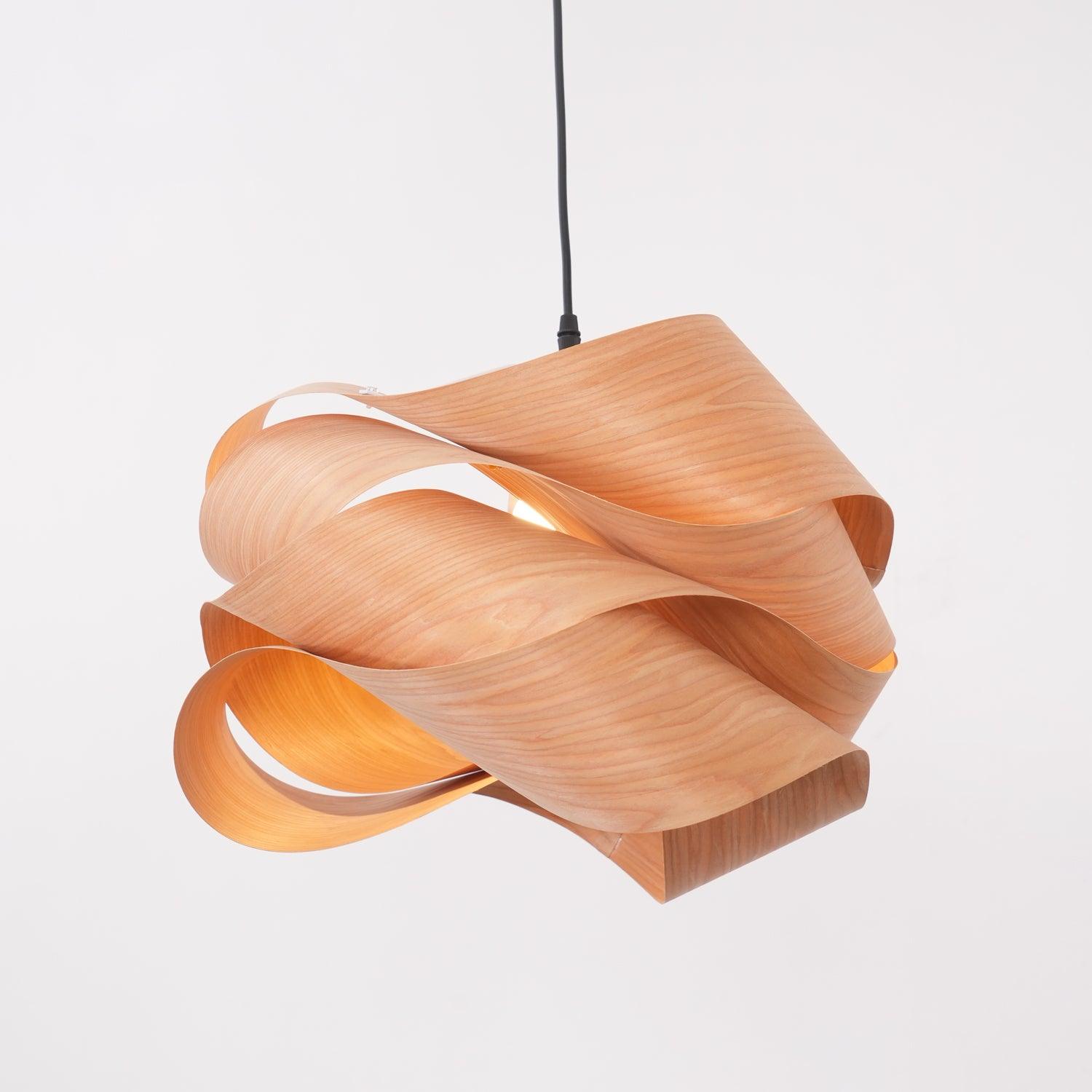 Lirado – designerska lampa wisząca w stylu drewnianym