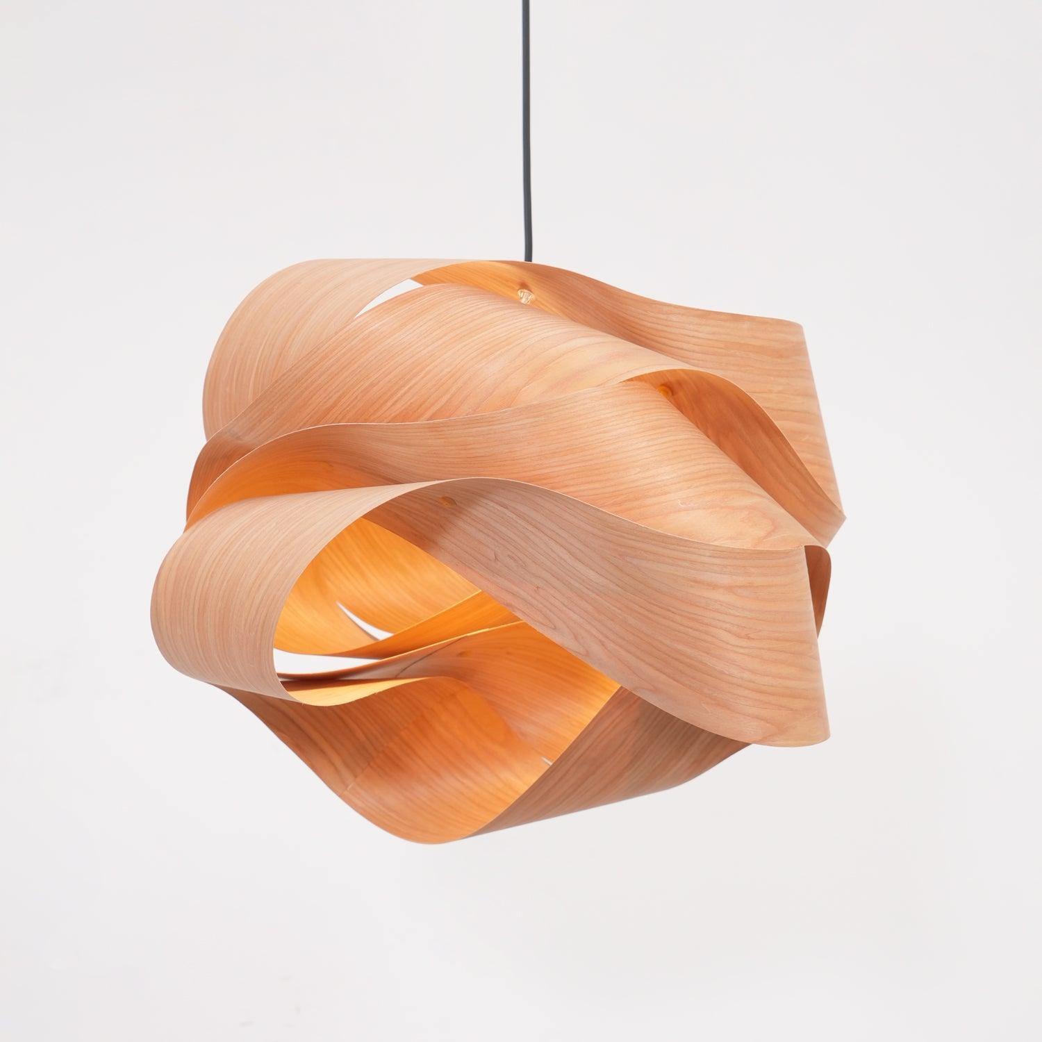 Lirado – designerska lampa wisząca w stylu drewnianym
