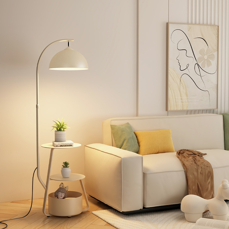 Scandi | Stylowa lampa podłogowa ze zintegrowanym stolikiem