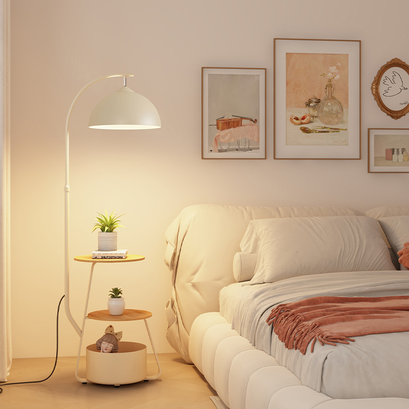 Scandi | Stylowa lampa podłogowa ze zintegrowanym stolikiem