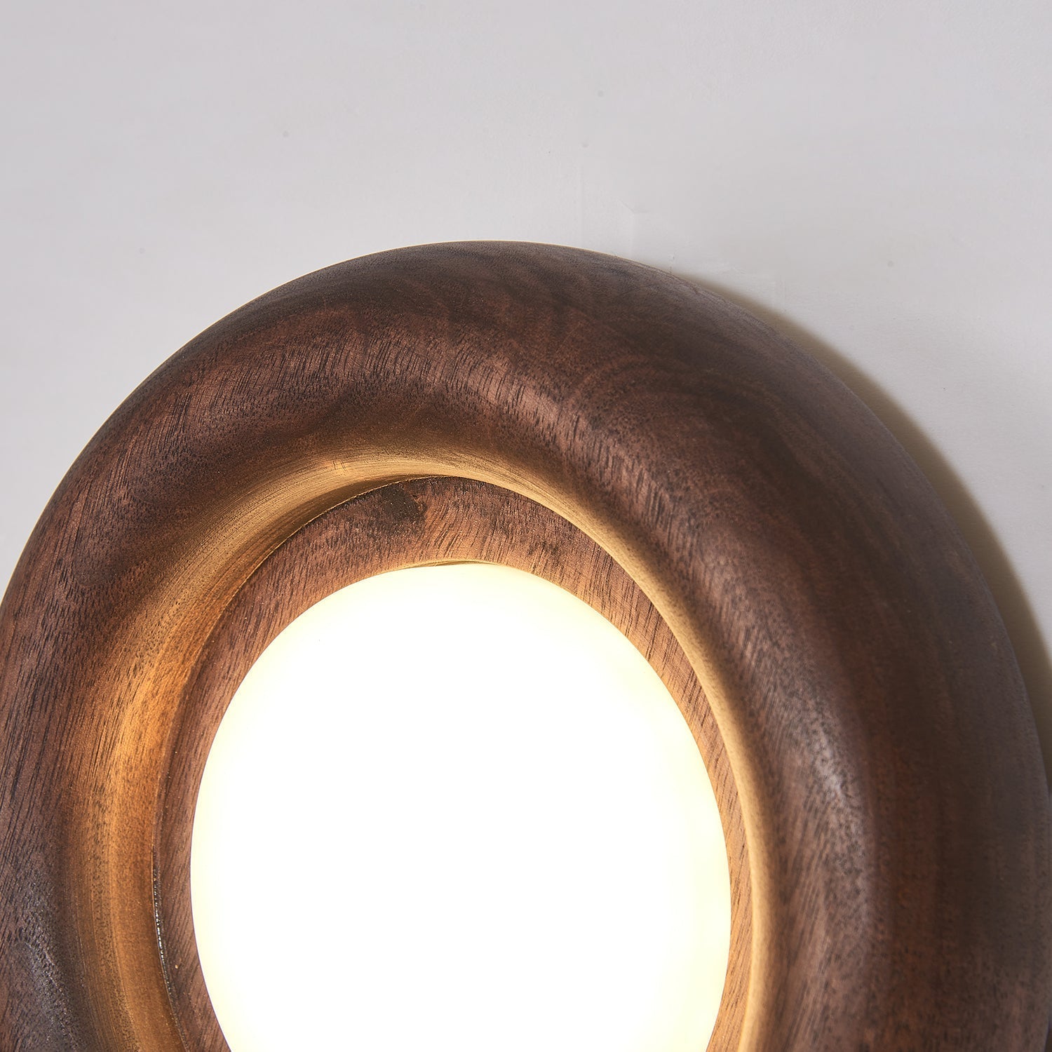 Orvian | Okrągła lampa ścienna z drewnianą ramą