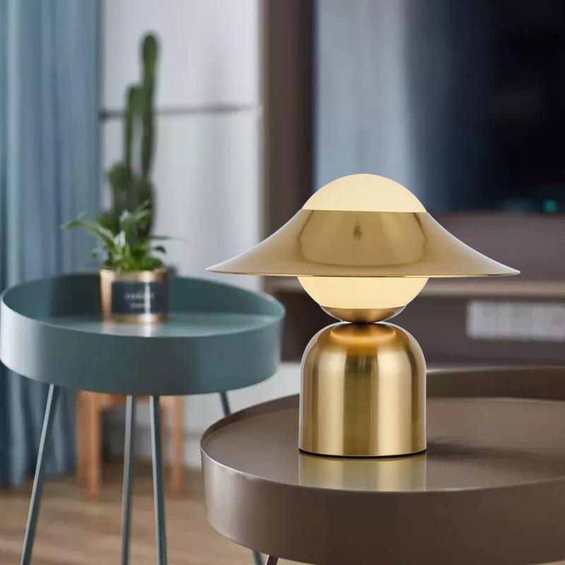 Aurelia | Nowoczesna lampa stołowa LED złota