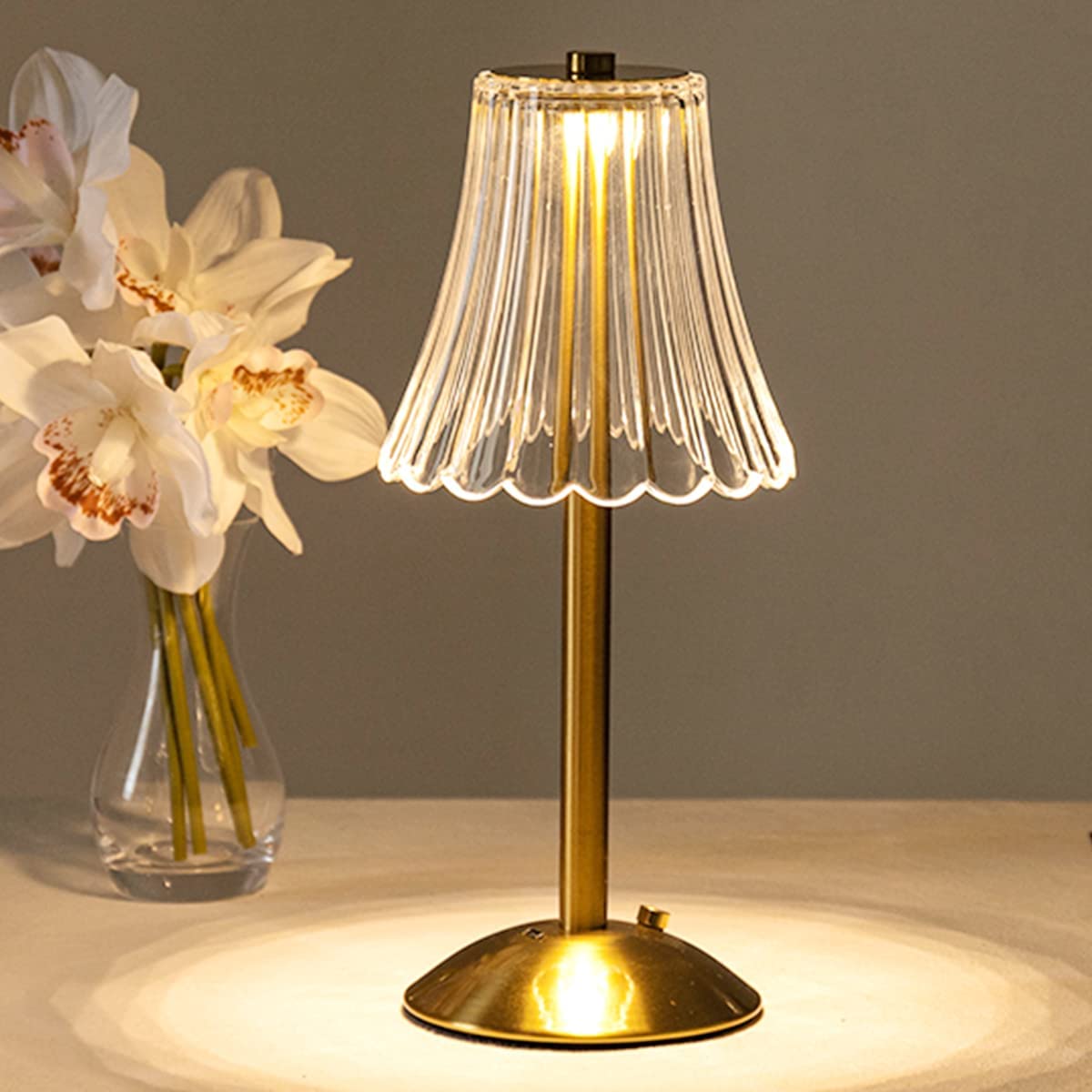 Luminique | Lampa stołowa z karbowanym kloszem szklanym