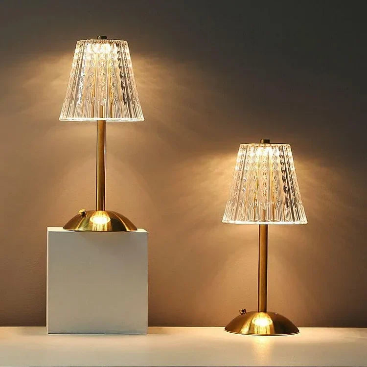 Luminique | Lampa stołowa z karbowanym kloszem szklanym